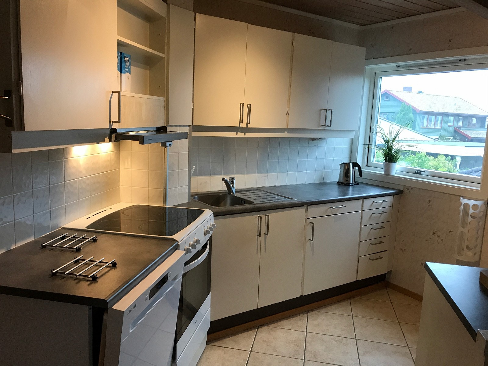 Felles kjøkken med åpen løsning mot stue. Galleribilde