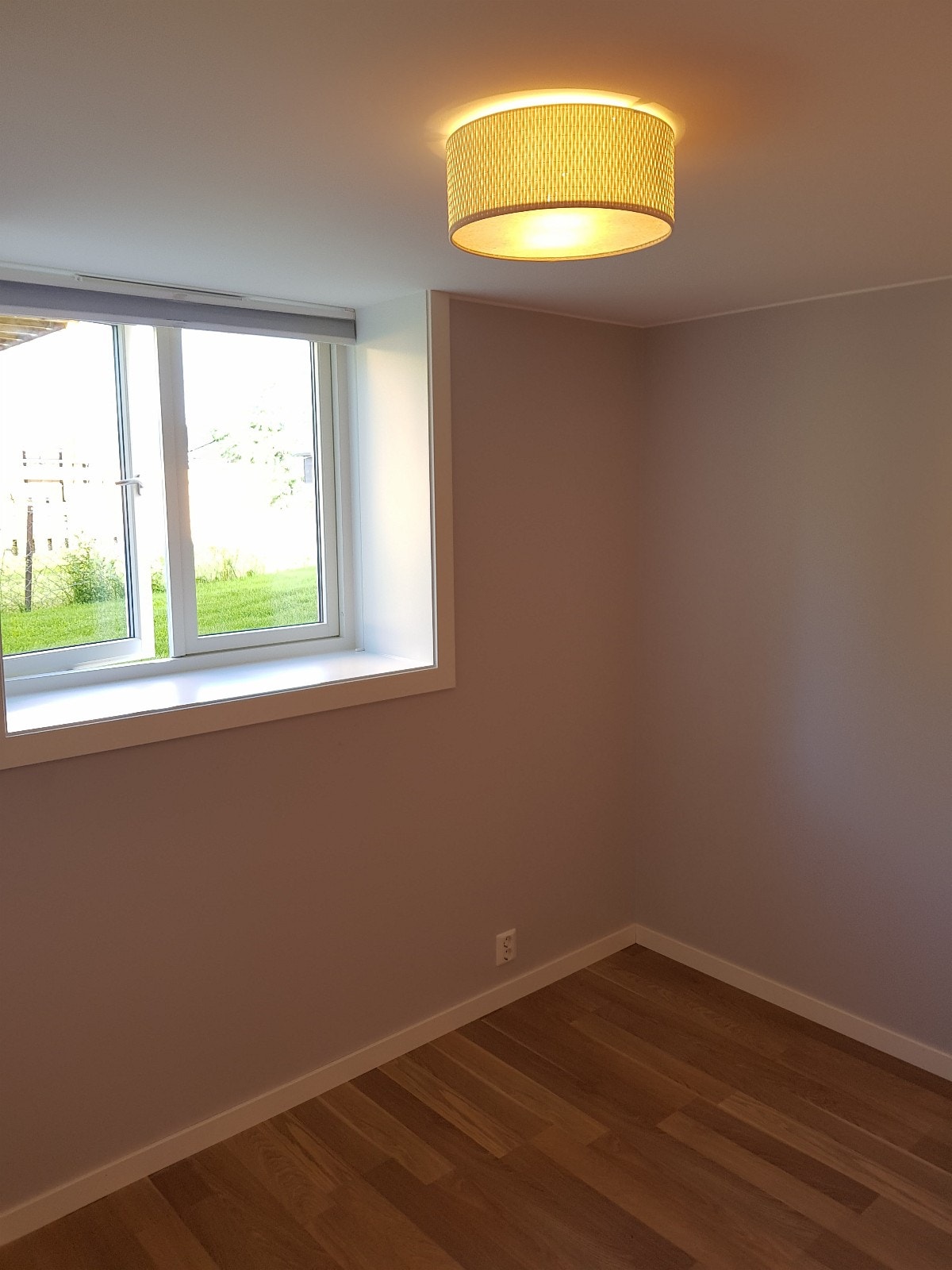 Soverom med plass til dobbeltseng og klesskap Galleribilde