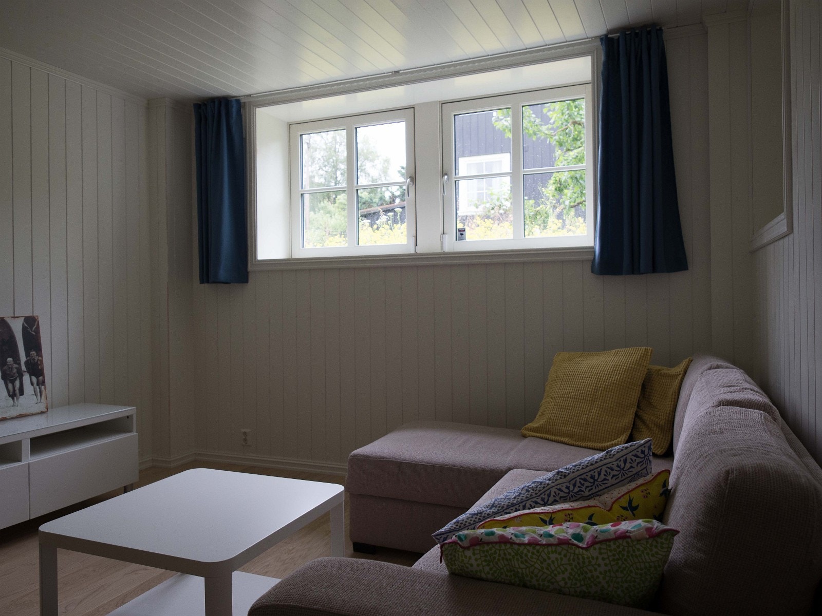 Stue/soverom med masse lys. Tv er satt inn. Galleribilde