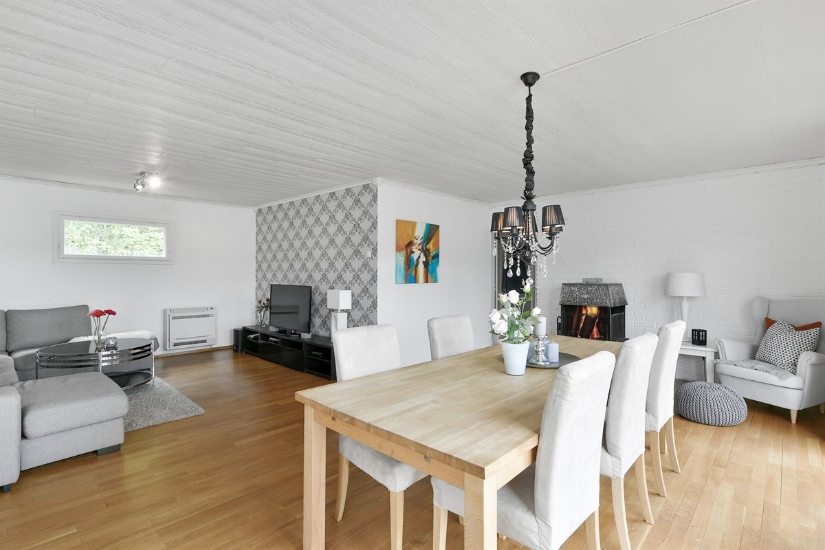 Rommet har god plass for sofaløsning med tilhørende møblement og spisebord. Galleribilde
