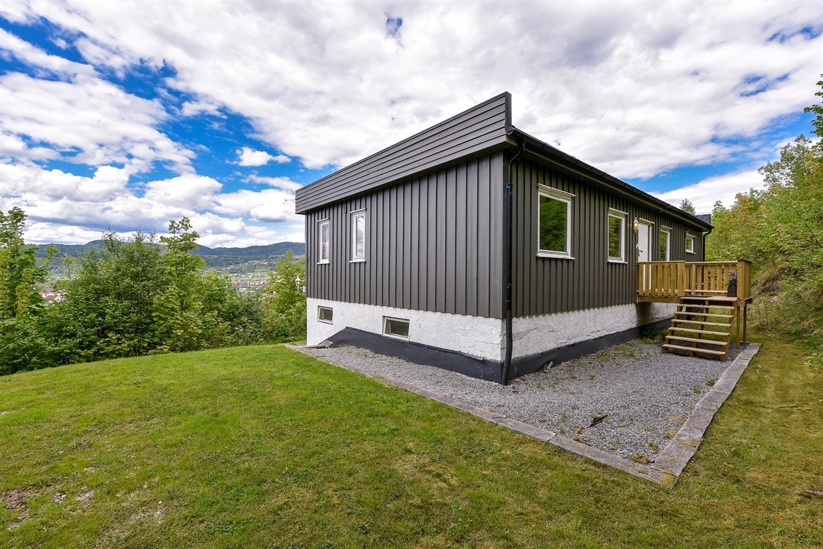 Boligen ligger usjenert i skrående terreng, på romslig naturtomt med fantastisk utsikt utover Mjøndalen og Eikerbygdene. Galleribilde