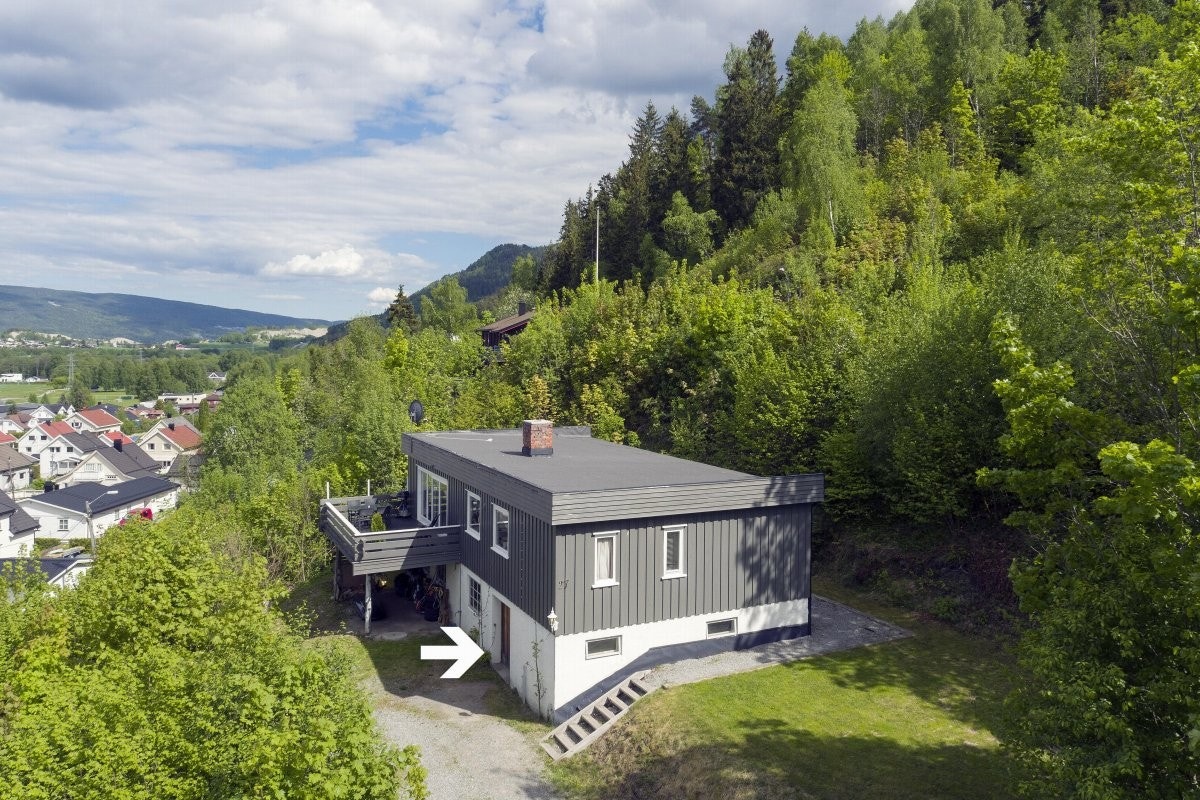 Rundt huset er utearealene opparbeidet med plen, grusbelagt gårdsplass, samt terrengtrapp og grusbelagt gangsti til inngang. Galleribilde