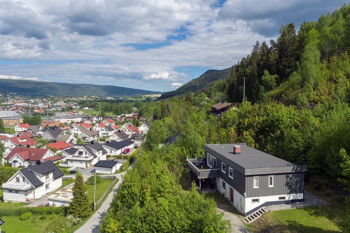 Det er nydelig utsikt over Mjøndalen og Eikerbygdene. Galleribilde