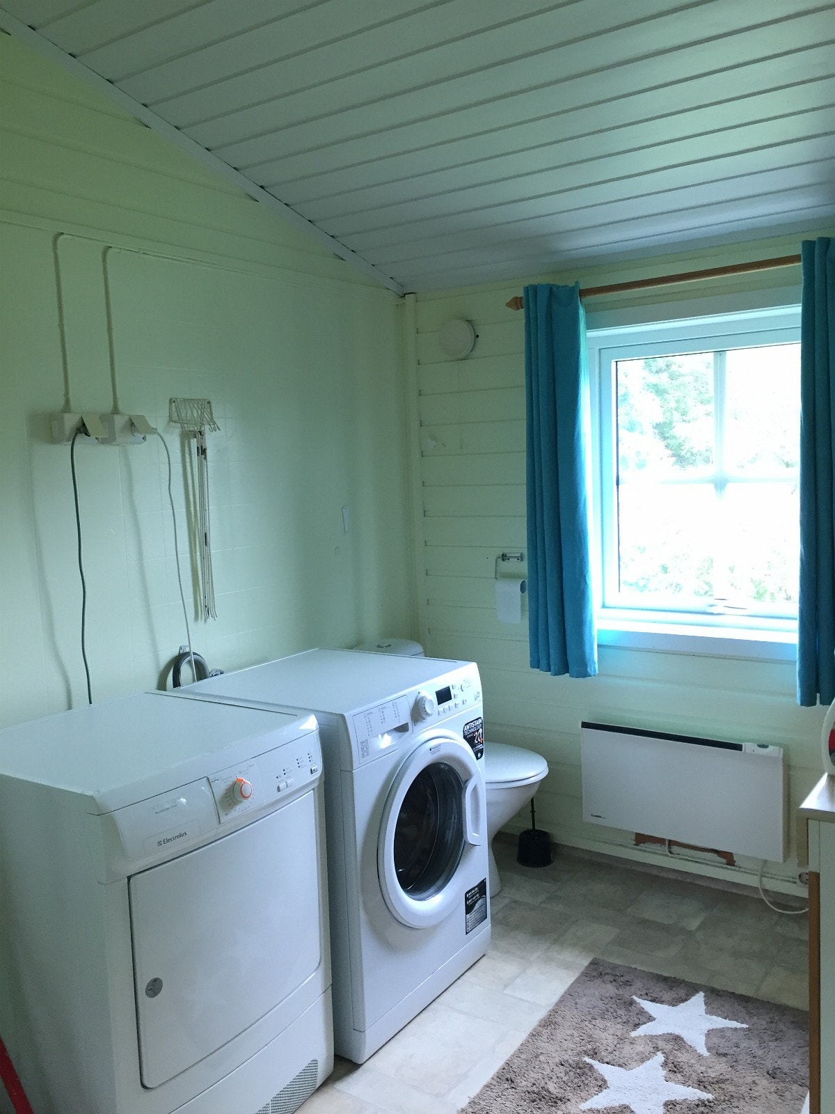 Felles bad med vaskemaskin, tørketrommel, dusj mm. Galleribilde