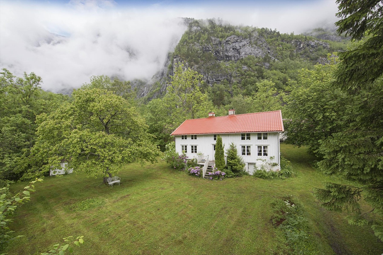 Fritidseiendom med potensiale i Romsdalen. Med stort uteareal, og flott utsikt Galleribilde