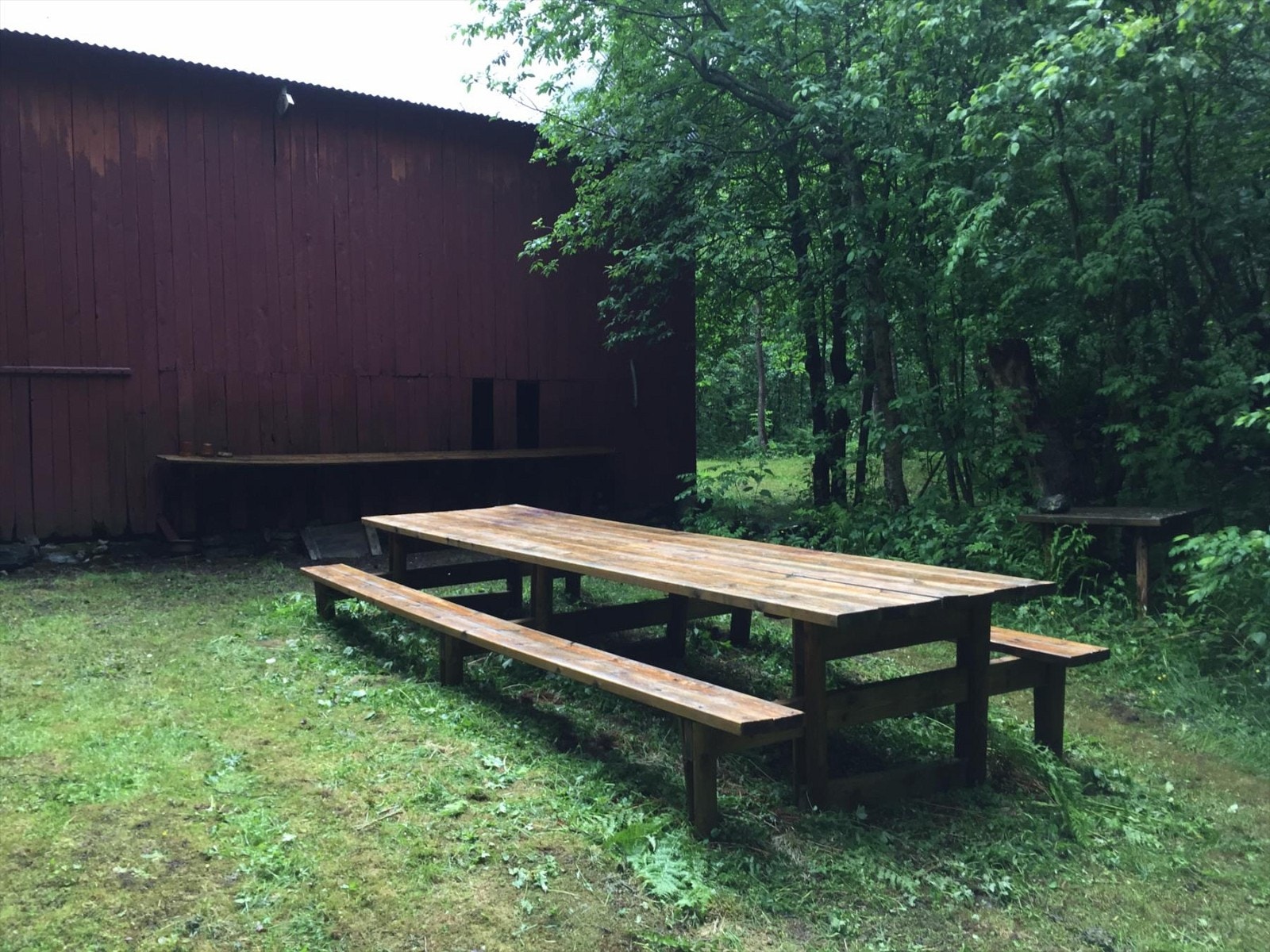 Usjenert uteplass med langbord til ca 20 personer Galleribilde