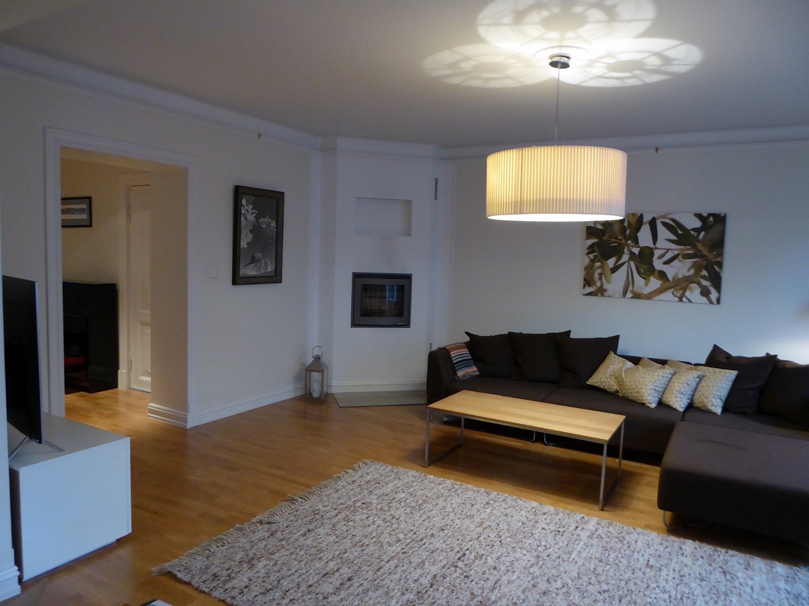 Stue med god plass til sofa etc og med flott peisinnsats. Galleribilde