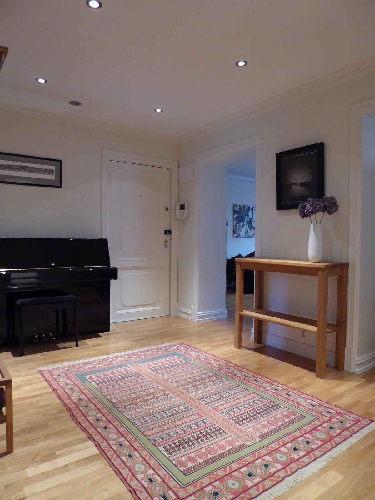 Stor hall med downlights, porttelefon med video og god plass til garderobe. Galleribilde