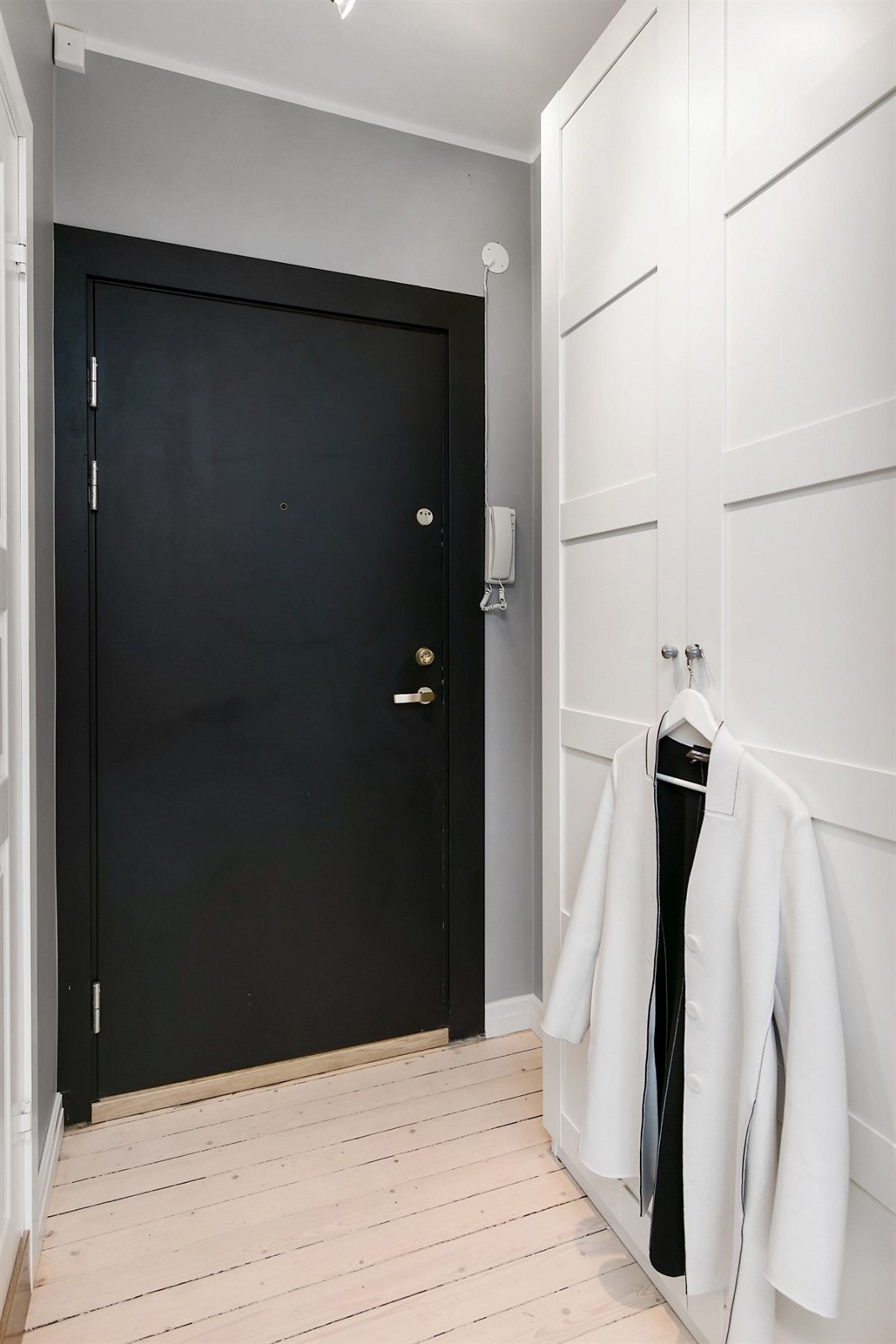 Entrè med garderobeskap. Galleribilde