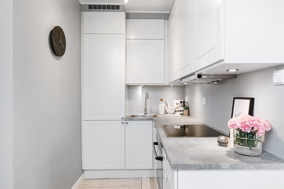 Lekkert kjøkken med ny HTH innredning. Integrerte hvitevarer som koketopp/ovn, kjøl/frys og oppvaskmaskin. Galleribilde