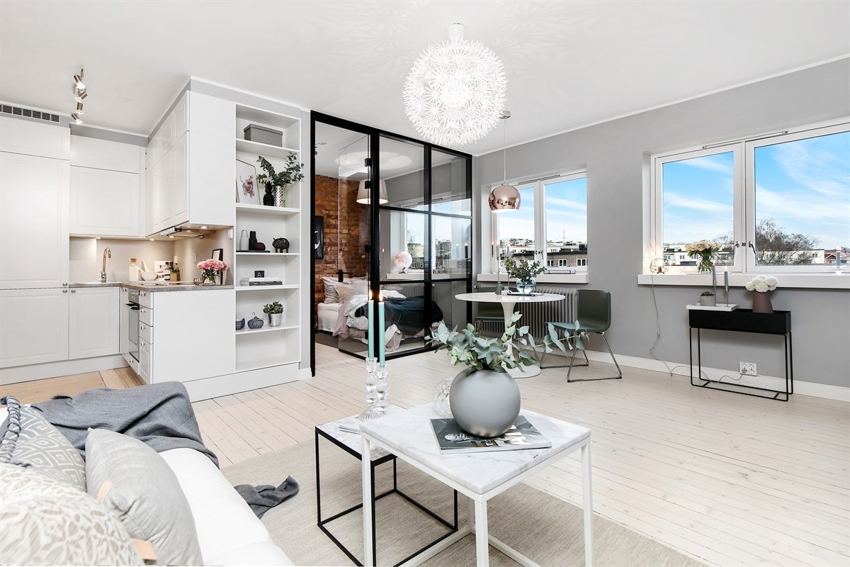 Leiligheten har en velfungerde planløsning med god plass til sofagruppe og spiseplass Galleribilde