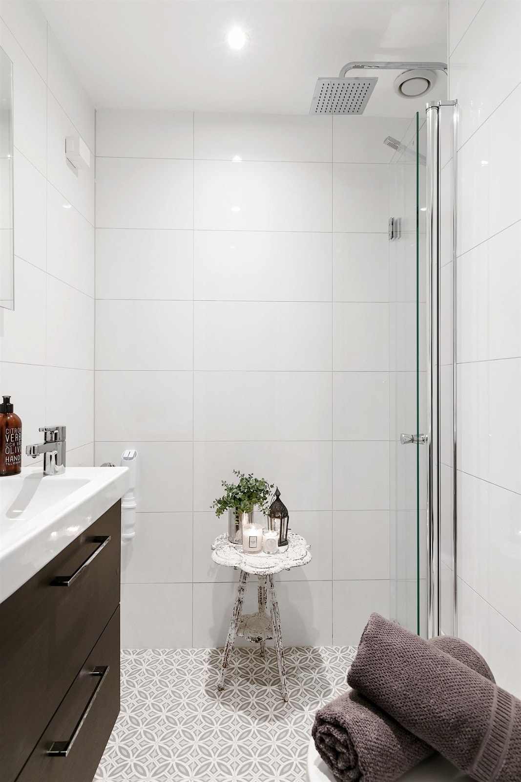 Lekkert flislagt bad med nye fliser, støpemembran, varmekabler og innredning fra 2017. Opplegg for vaskemaskin Galleribilde