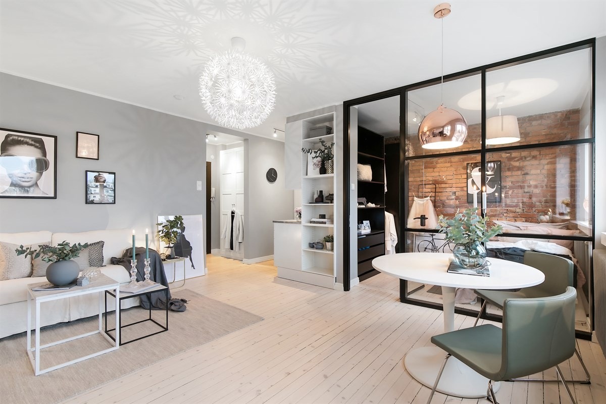 Unike detaljer slik som glassveggen her som skiller stuen og soverommet. Glasset gir en god romfølelse da det slippes inn mye lys i leiligheten. Galleribilde