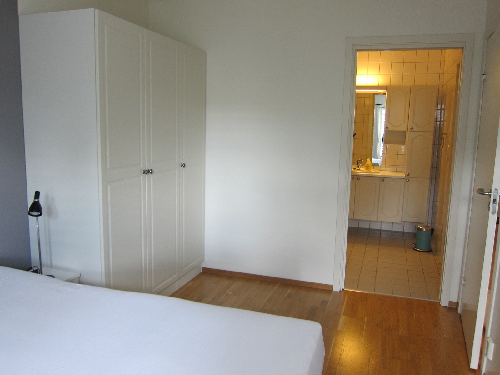 Direkte adgang til bad fra soverom og fra gang. Mye skapplass Galleribilde