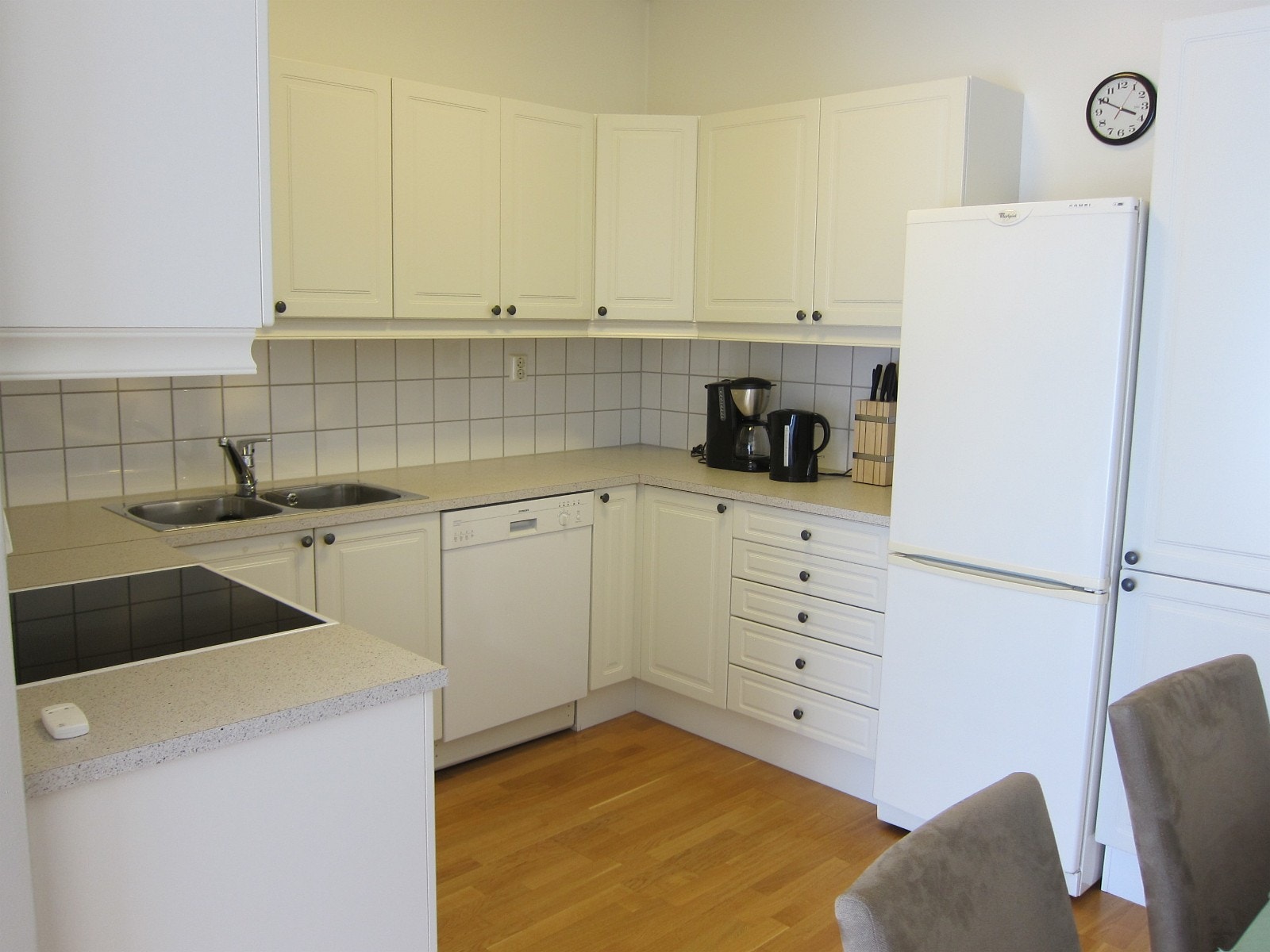 Romslig kjøkken med alt av hvitevarer Galleribilde