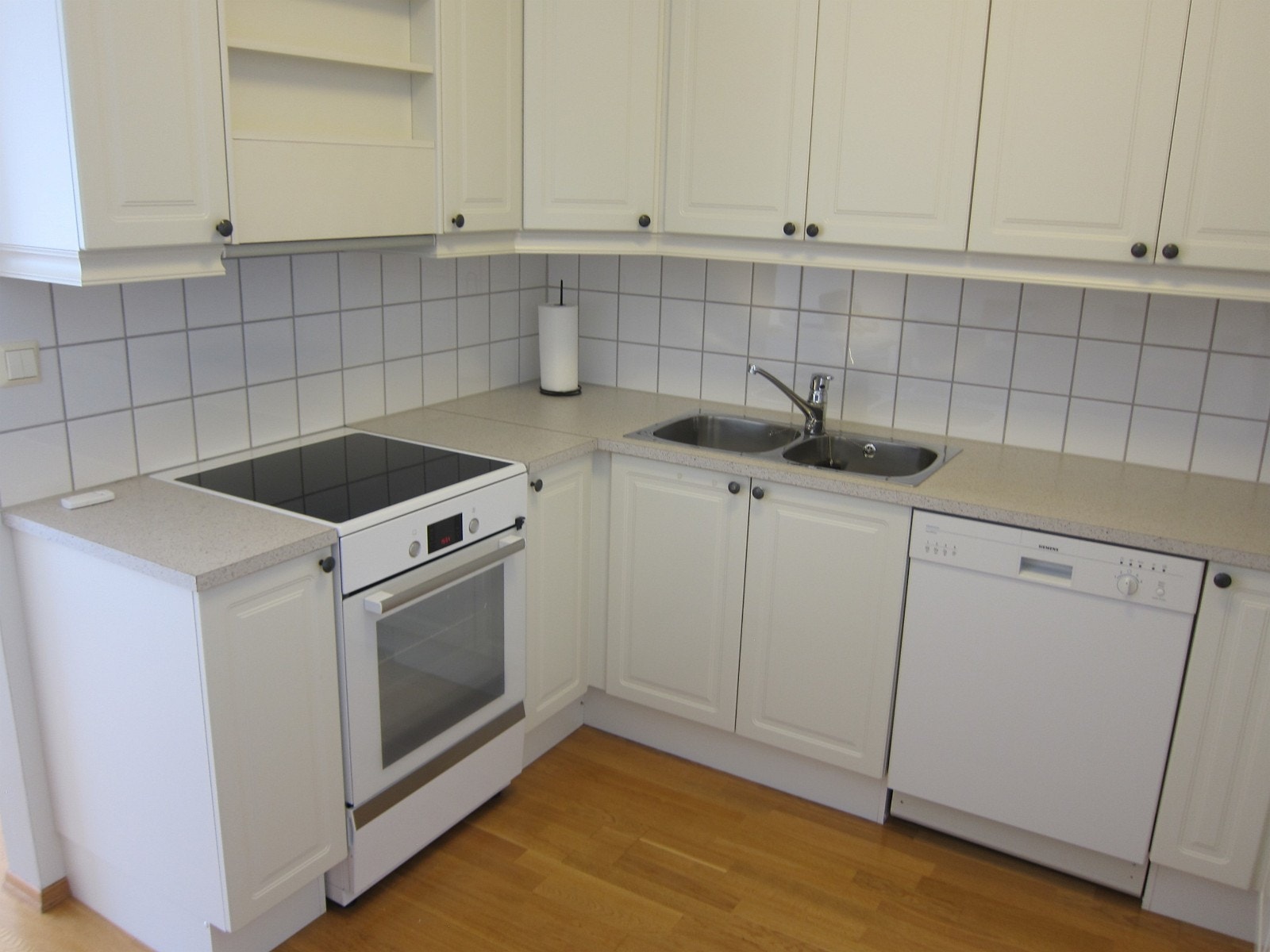 Induksjonskomfyr, oppvaskmaskin, kjøl og frys Galleribilde