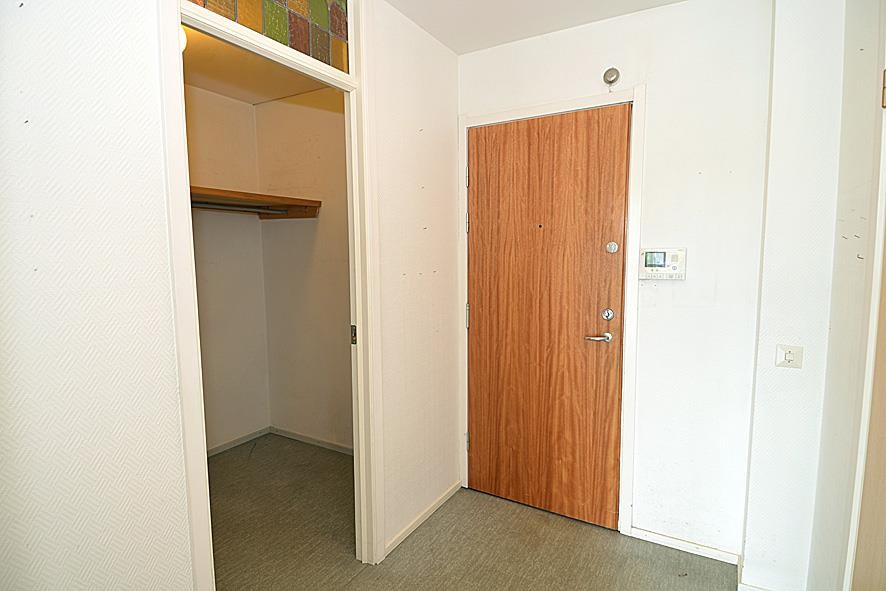 Entreen med innebod og garderobe Galleribilde
