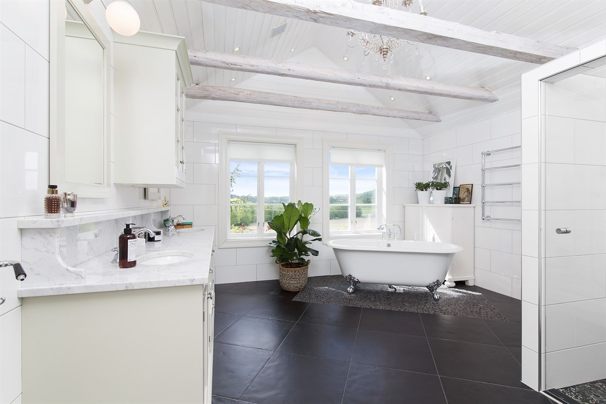 Lekkert hovedbad med Kvänum innredning og fantastisk takhøyde. Frittstående badekar med "løveføtter" Galleribilde