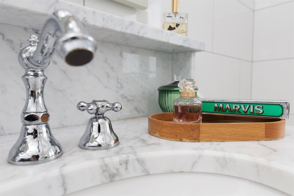 Servanter montert i marmorplater. Galleribilde