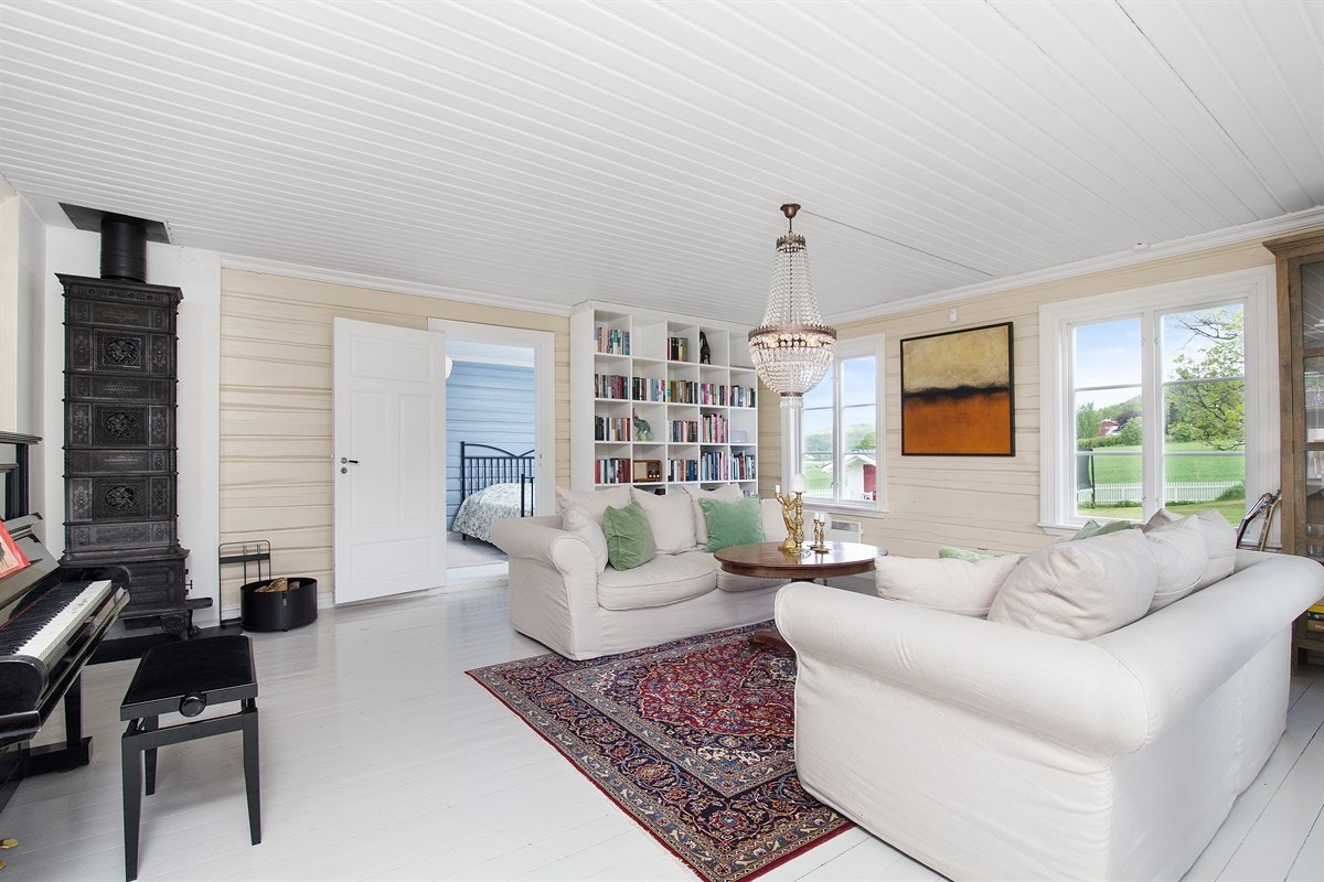 Hovedstuen med pen peisovn (etasjeovn). Galleribilde