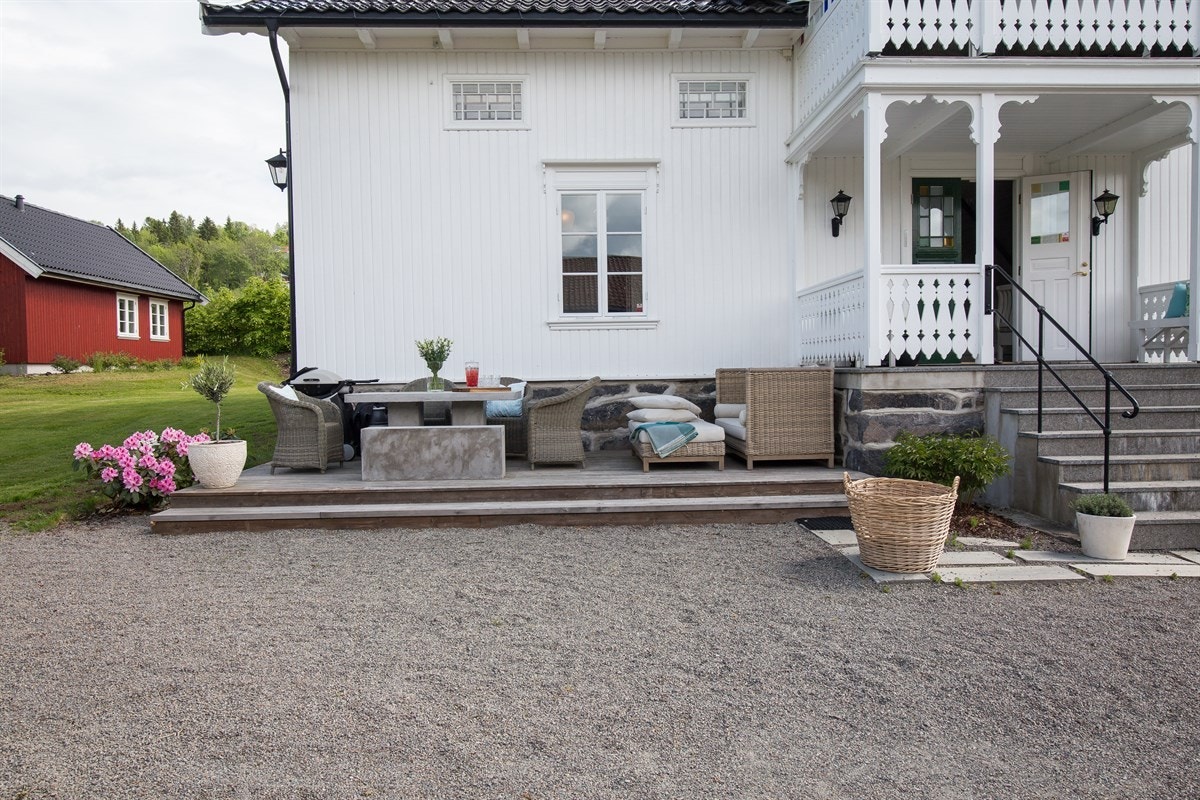 Solrik uteplass ved inngangspartiet. Galleribilde