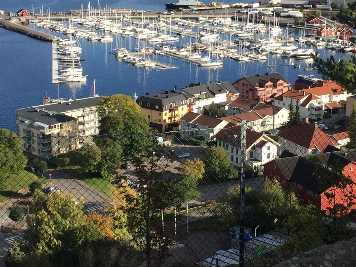 Utsikt fra fjellet ned mot Holmestrand sentrum. . Galleribilde