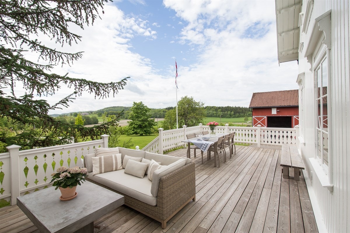 Fra spisestuen er det utgang til hoved terrassen på 40 kvm. Perfekt for sene grillkvelder. Galleribilde