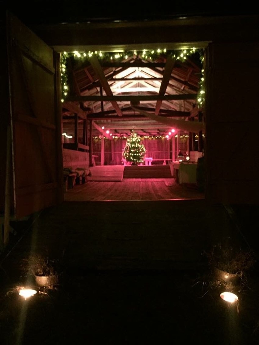 Låven pyntet til jul. Galleribilde