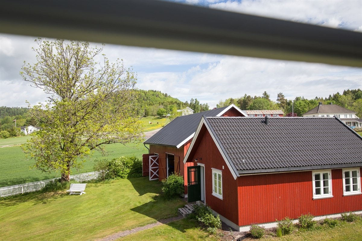 Utsikt fra 2. etasje mot anneks og vognskjul. Galleribilde