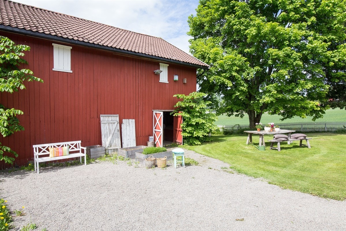 Låve på 522 kvm. Blir brukt som festlokale, gildehall, parkering, hønsehus, ballbinge, stall. Det er også et oppvarmet uterom for katt med katteluke. Galleribilde