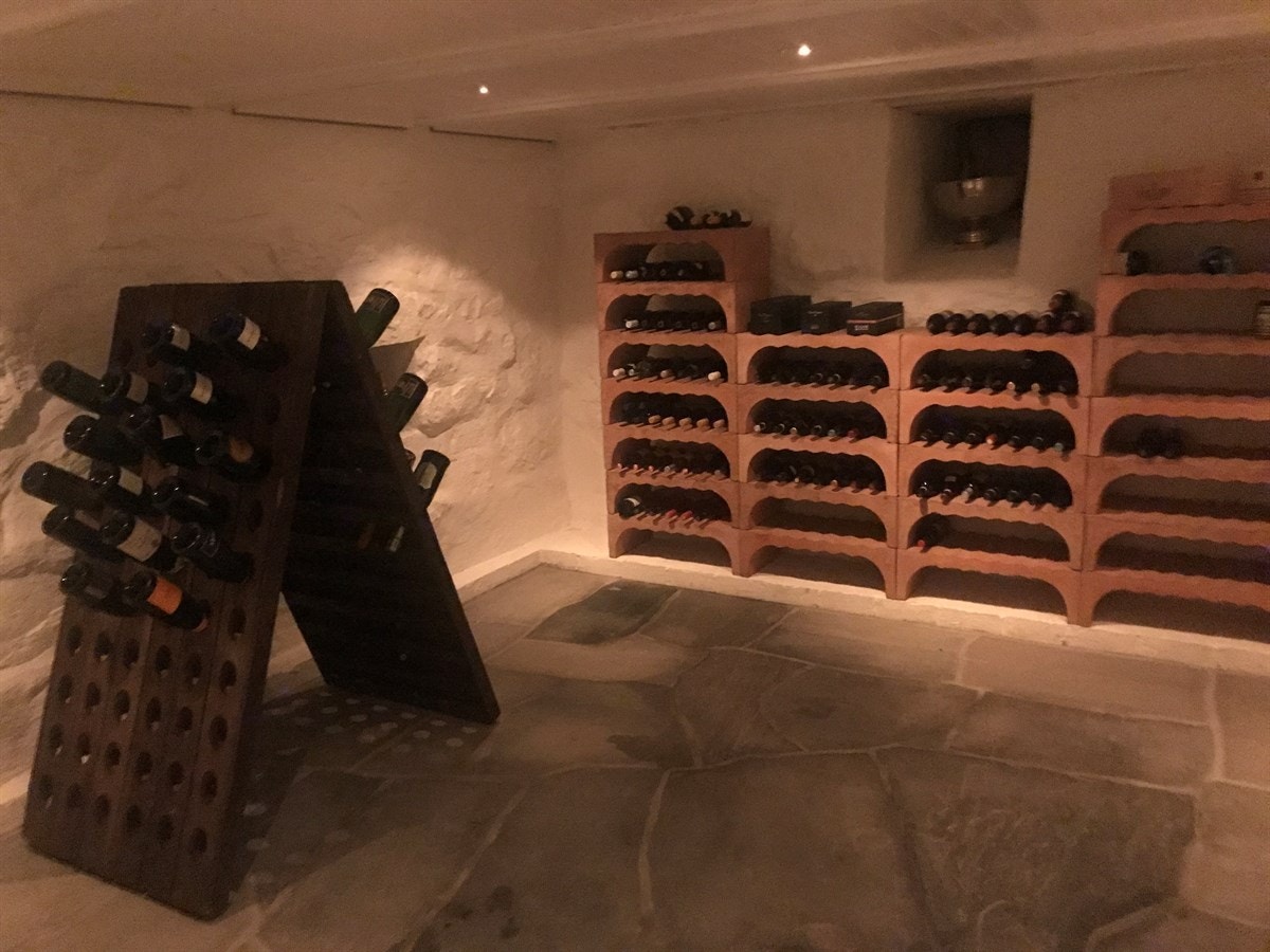 Flott vinkjeller med perfekt temperatur. Galleribilde