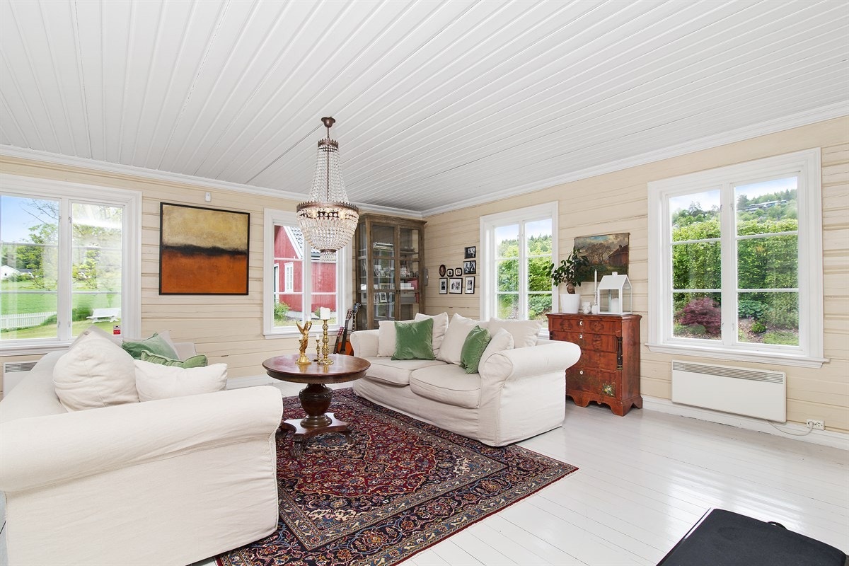 De mange vinduene slipper inn mye dagslys. Galleribilde