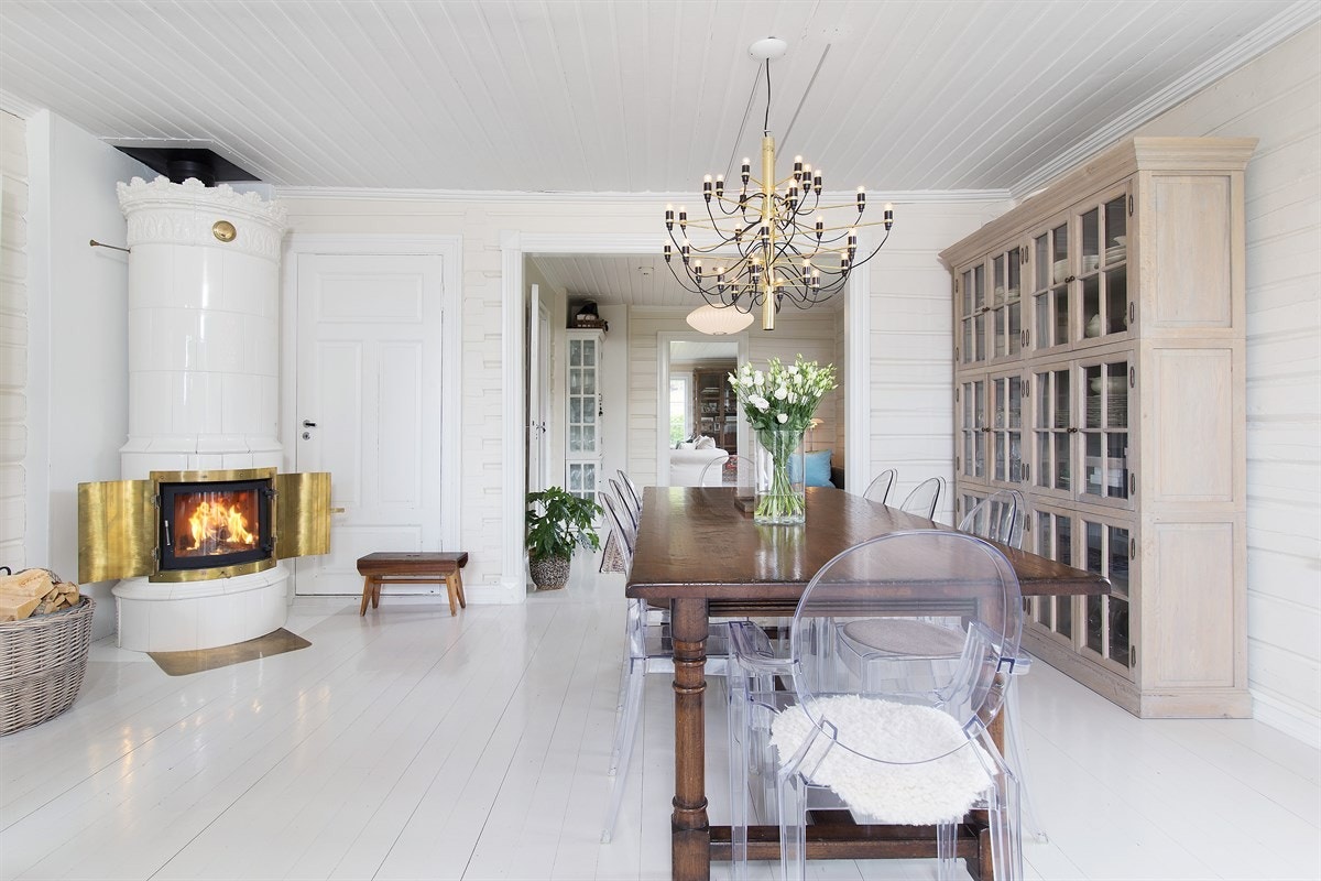 Spisestuen med flott "Svenskeovn (kakkelovn)" med glass. Galleribilde