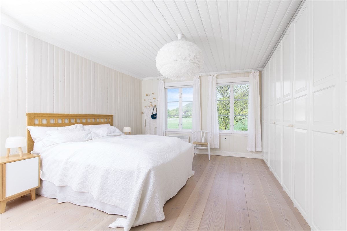 Luftig soverom i 2 etasje. med utgang til stor balkong. Galleribilde