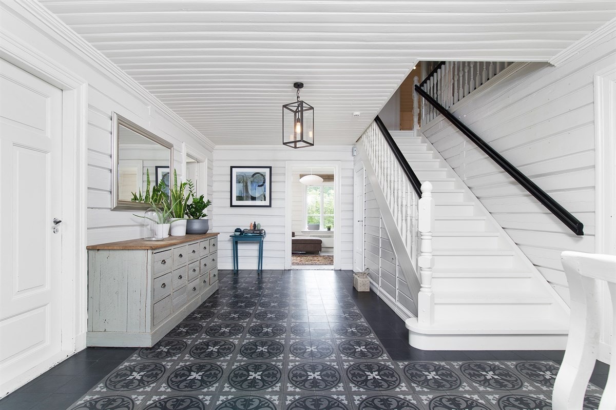 Romslig og lys hall. Galleribilde