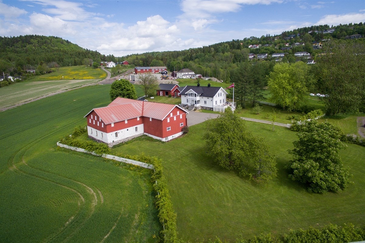 Stor og vesentlig oppgradert sveitservilla i frodige og idylliske omgivelser presentert av Stein Erik Lie - Proaktiv Bolig og Prosjektmegling Galleribilde
