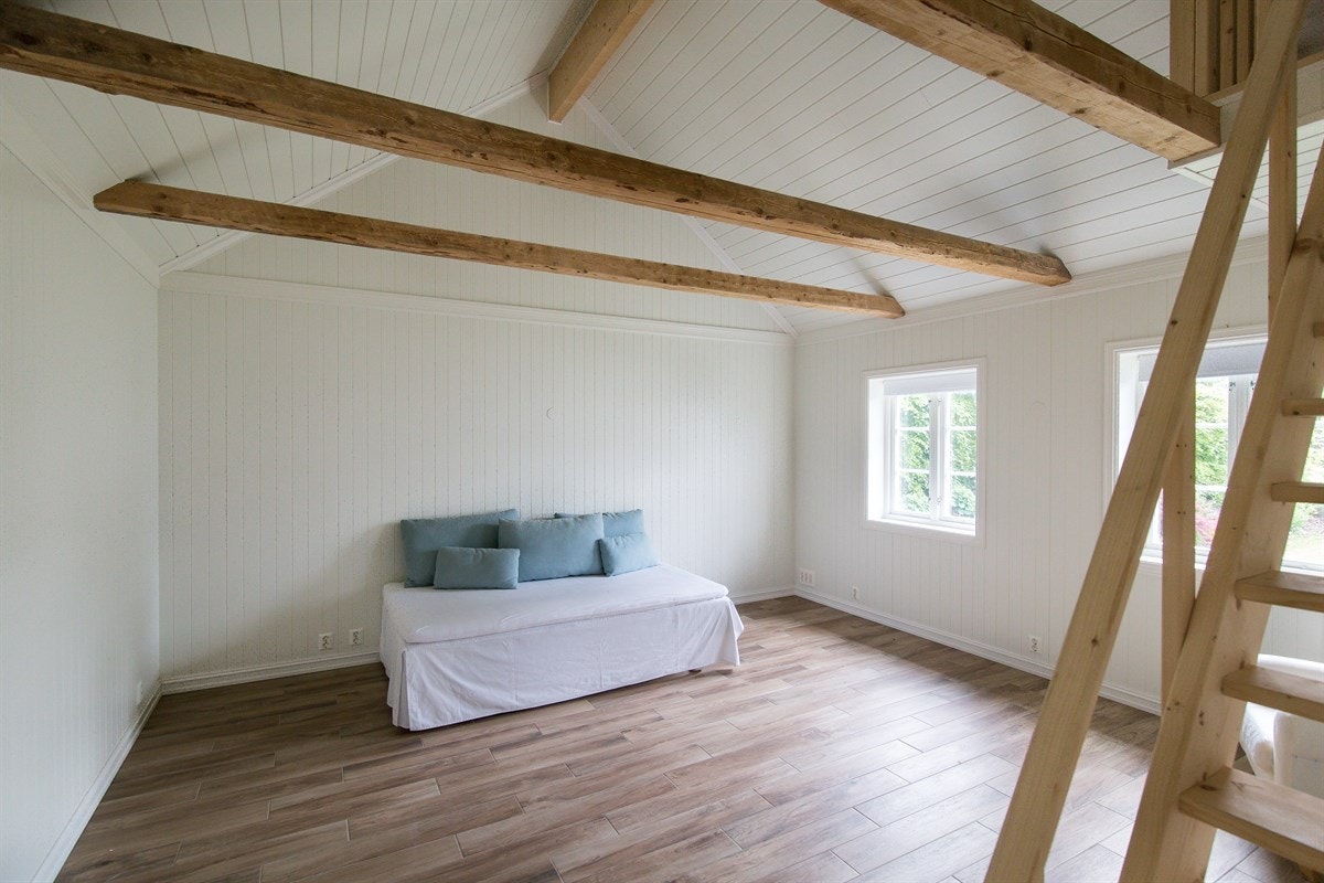 Praktisk anneks med hems på 35 kvm. med entré/ gang, oppholdsrom og bad. Galleribilde