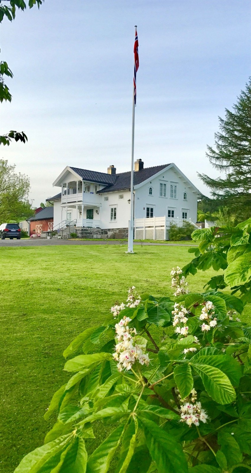 Herskapelig eiendom som bader i sol. Galleribilde