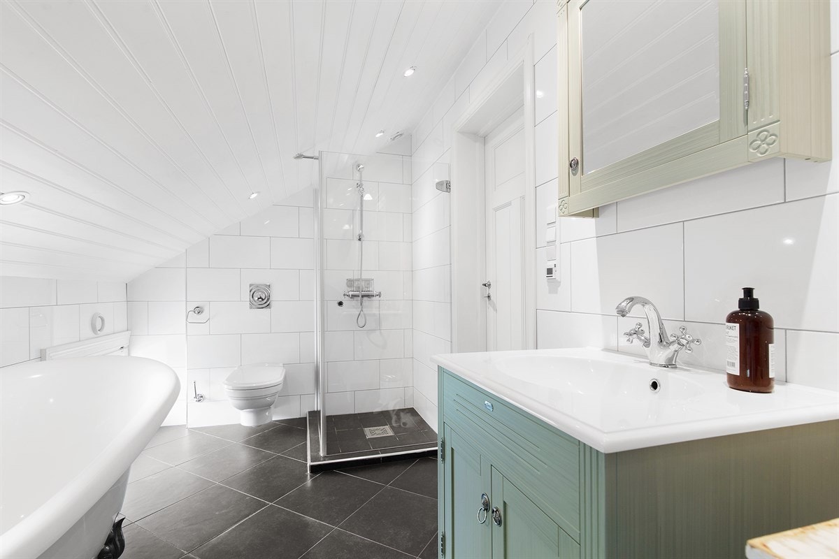 Også her er det badekar, dusjhjørne, vegghengt wc og servant. Galleribilde