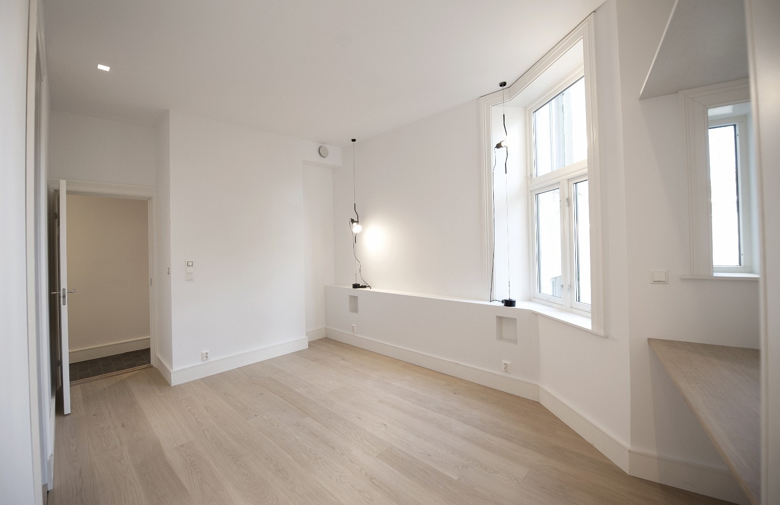 Master bedroom med walk-in closet og privat bad. Rommet vender mot stille bakgård. Galleribilde