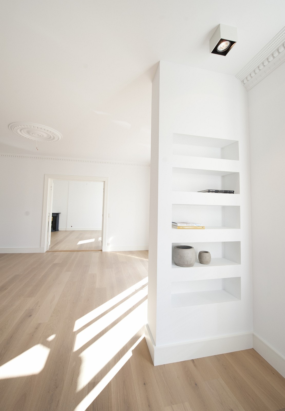 Vestvendt stue og spisestue, med stukkatur, rosett, peis og utgang til balkong. Galleribilde
