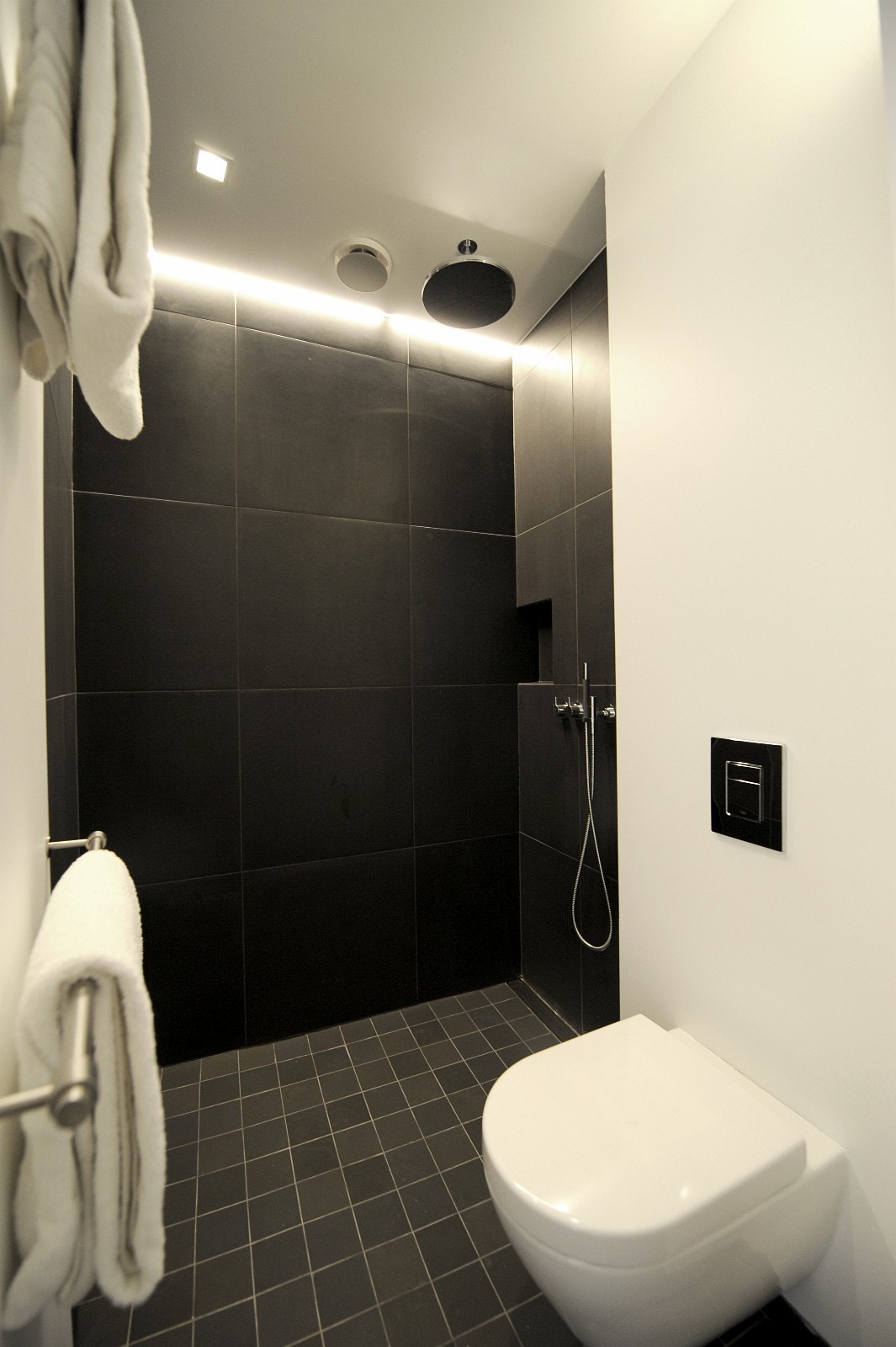 Gjestebad med takmontert dusj. Down- og LED lights i himling. Galleribilde
