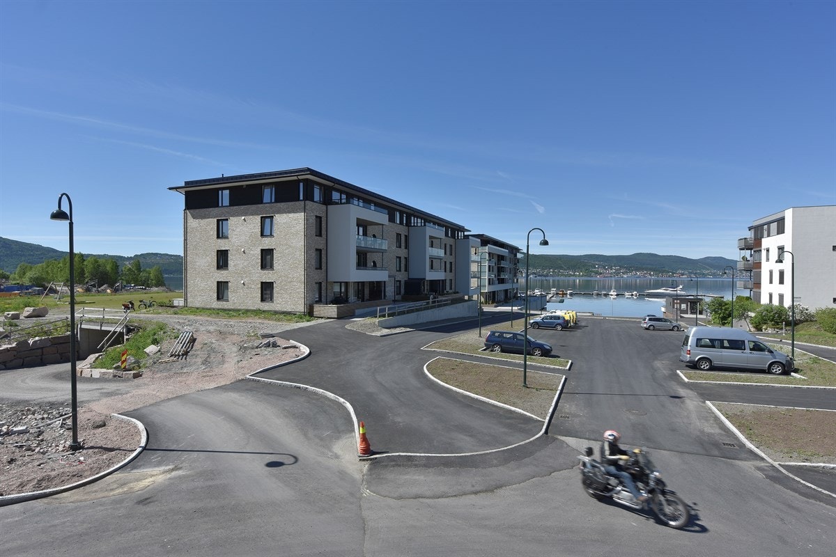 Det følger med to parkeringsplasser i felles parkeringskjeller, og det er heis fra garasje opp til leilighetsplan. Galleribilde