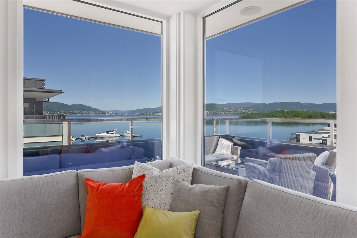 Leiligheten har nydelig fjordutsikt, stor solrik terrasse med bla. kveldssol. 2 garasjeplasser, heisadkomst og mulighet for leie av båtplass. Galleribilde