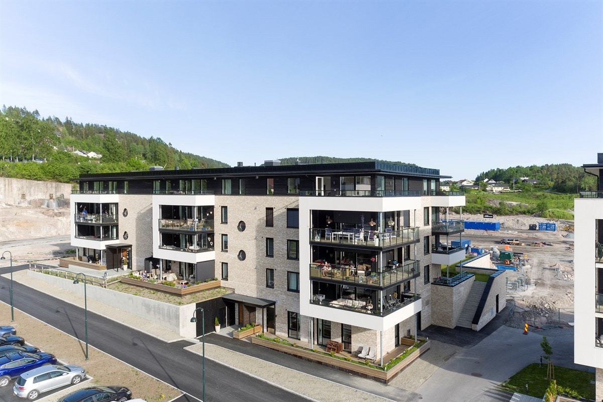 Området ligger i umiddelbar nærhet til fjorden med badestrand, brygge og båthavn. Galleribilde