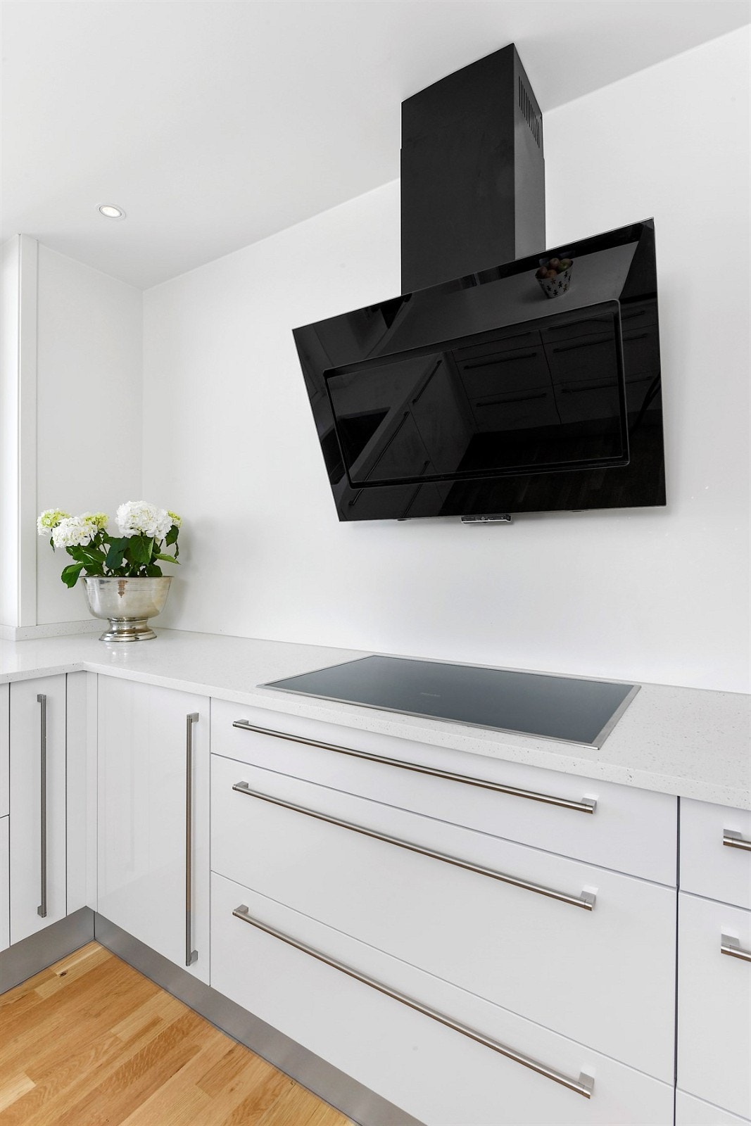 Ellers har innredningen hvite glatte fronter, hvit kompositt benkeplate med underlimt oppvaskkum og integrerte kvalitetshvitevarer fra Miele. Galleribilde