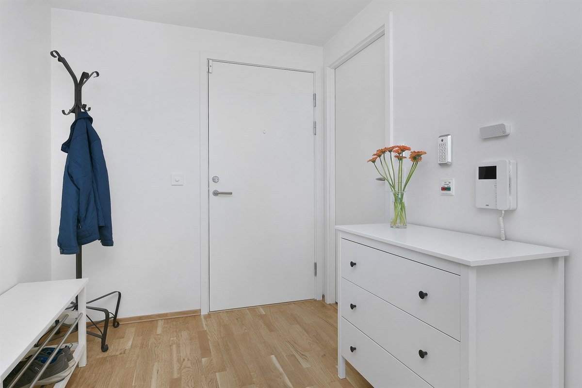 Entreen gir et godt førsteinntrykk av leiligheten og har i likhet med øvrige oppholdsrom parkett på gulv og vannbåren gulvvarme. Galleribilde