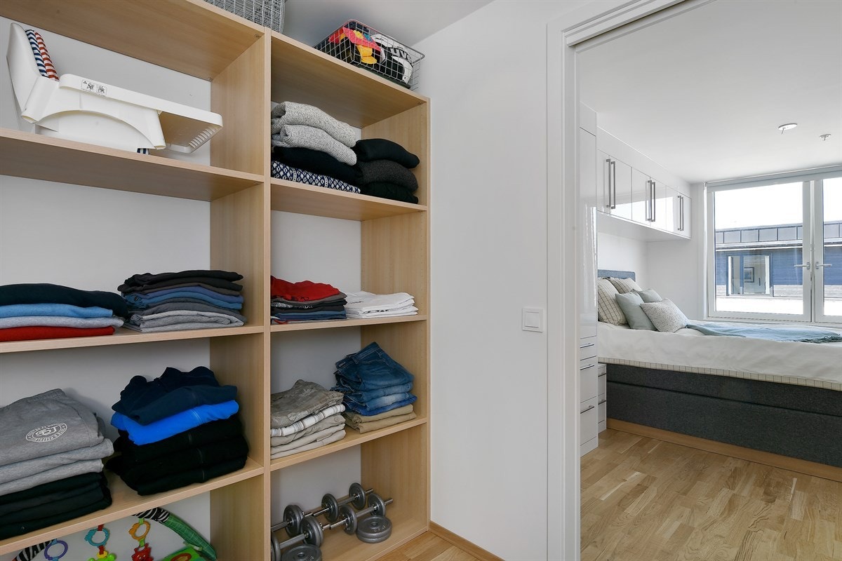 Walk-in closet med innredning. Galleribilde