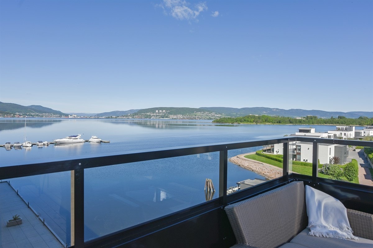 Fra terrassen er det en fantastisk utsikt mot Drammensfjorden. Galleribilde