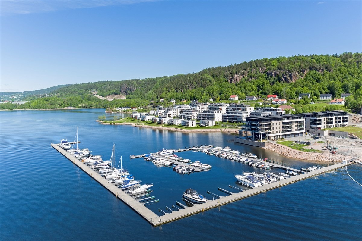 Eiendommen ligger i et meget attraktivt og etterspurt boligområde på Engersand Havn i Lier kommune. Galleribilde